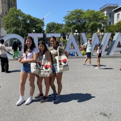 Groupe d’étudiants qui participent à une visite guidée à Ottawa lors d’un camp d'été anglais.