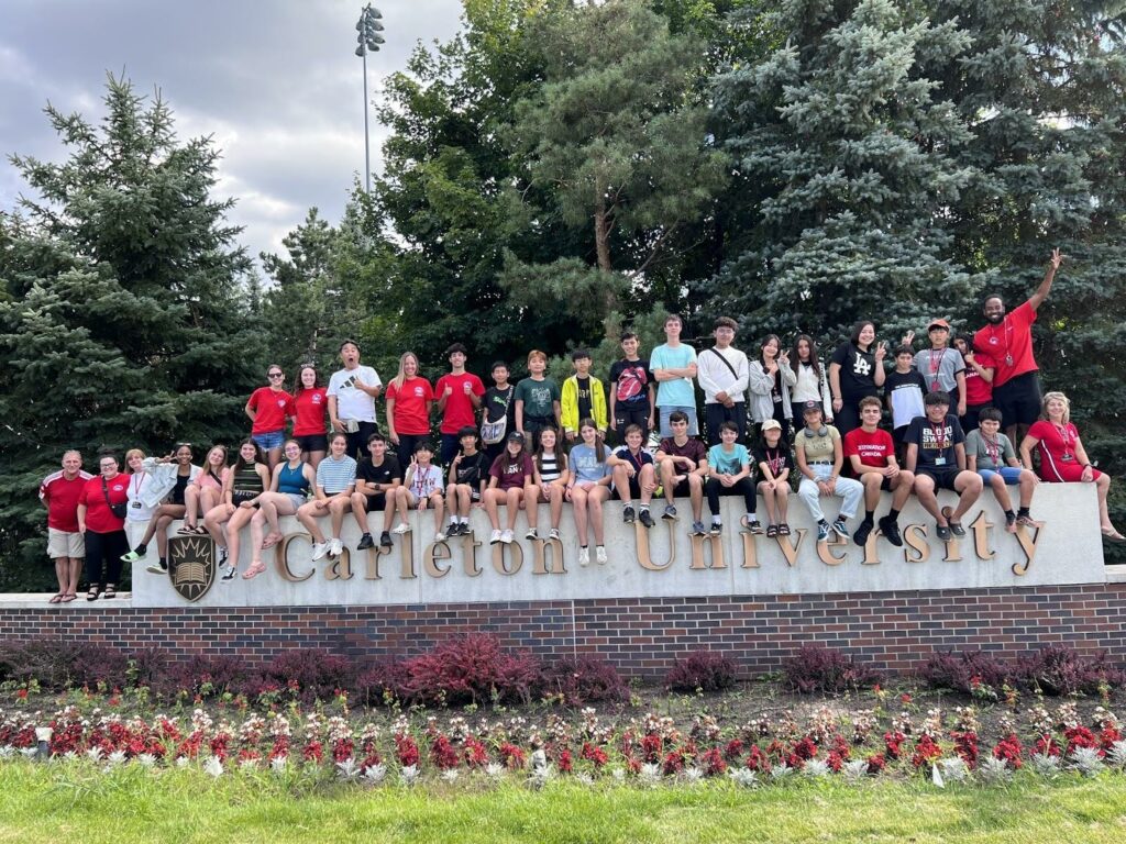 Participants du camp linguistique au campus universitaire discutent choix d'un camp d'été en anglais