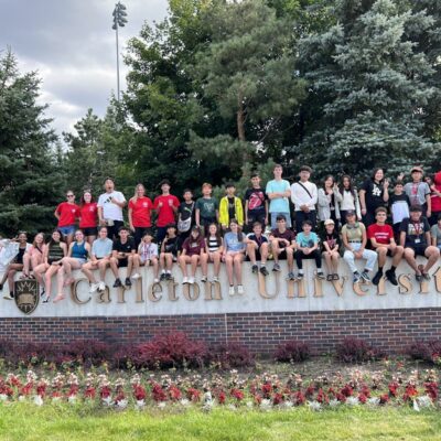 Participants du camp linguistique au campus universitaire discutent choix d'un camp d'été en anglais