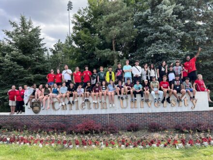 Participants du camp linguistique au campus universitaire discutent choix d'un camp d'été en anglais