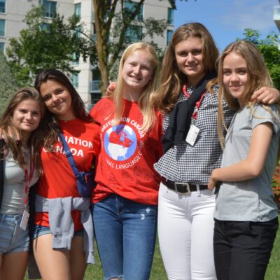 Participants du camp linguistique pour ados discutent autour d’un feu de camp