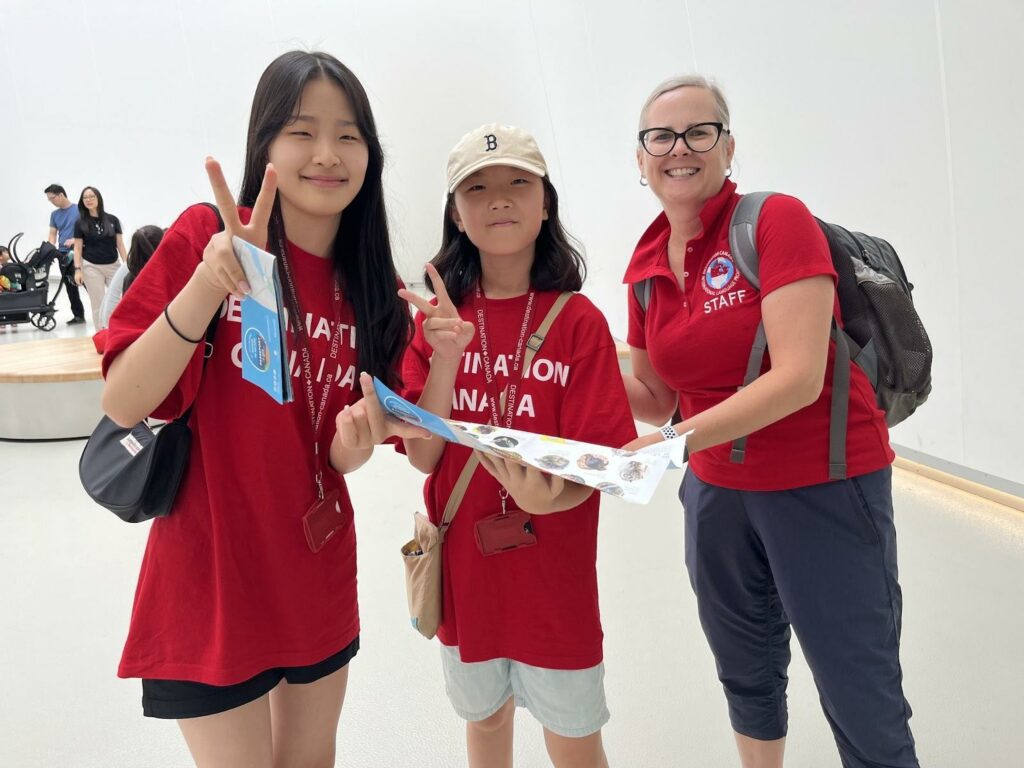 Groupe de jeunes en camp d’immersion anglais à Ottawa avec une encadrante