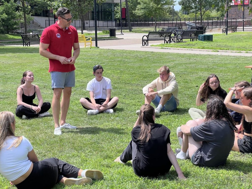 Groupe de jeunes qui suivent des cours d'été pour apprendre l'anglais au Camp Pilgrim