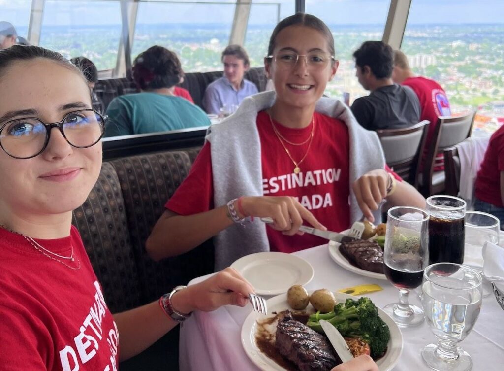 Groupe de participants en camp d’immersion anglais à ottawa partagent un repas en excursion