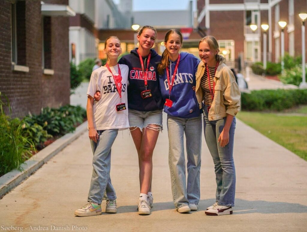 Jeunes filles au campus qui suivent des cours d'été pour apprendre l'anglais au Camp Pilgrim