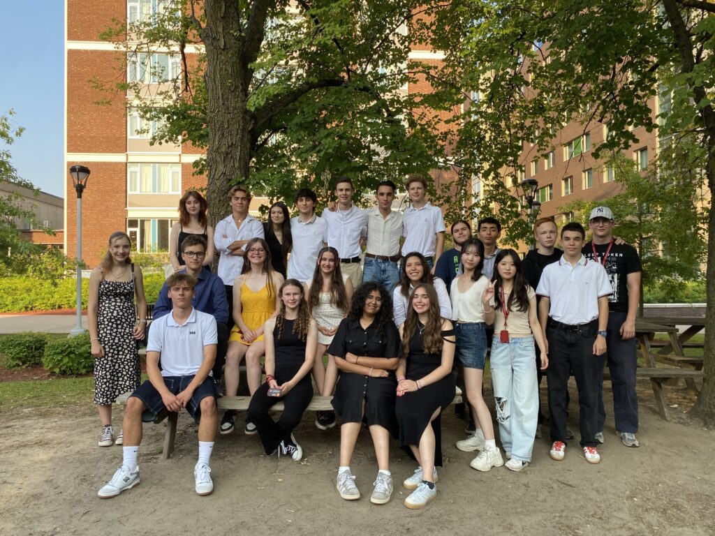 Groupe d’étudiants au camp d’été Pilgrim pour apprendre l’anglais