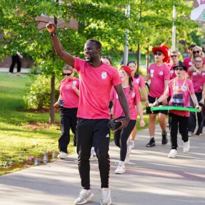 Moniteur encadrant un groupe d’adolescents dans un camp d'été.