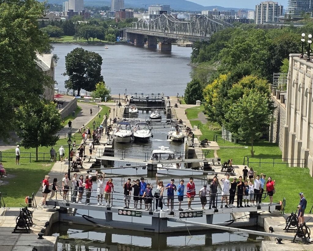 Enfants découvrant Ottawa lors d'une immersion anglophone en colonie de vacances.
