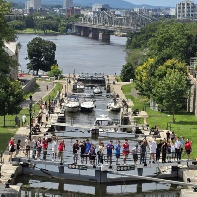 Enfants découvrant Ottawa lors d'une immersion anglophone en colonie de vacances.