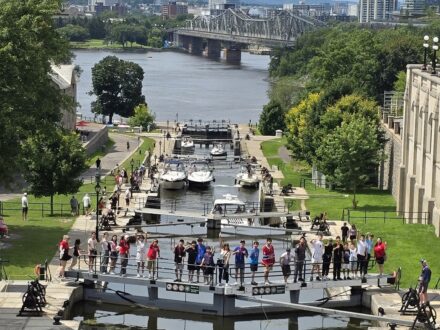 Enfants découvrant Ottawa lors d'une immersion anglophone en colonie de vacances.