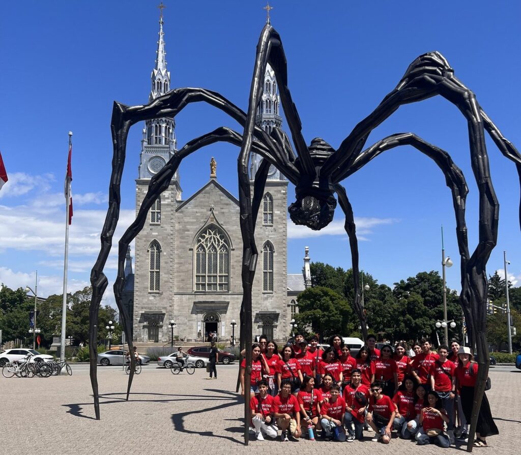 Groupe d'enfants en excursion dans un camp d'été au Canada.