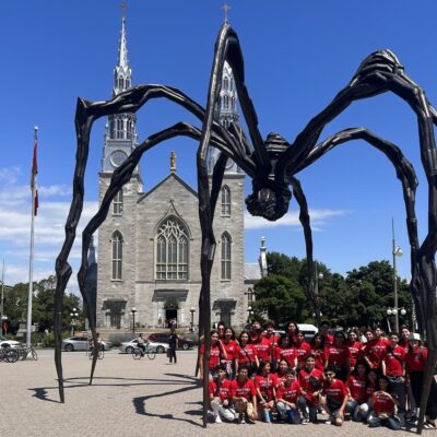Groupe d'enfants en excursion dans un camp d'été au Canada.