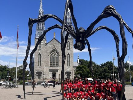 Groupe d'enfants en excursion dans un camp d'été au Canada.
