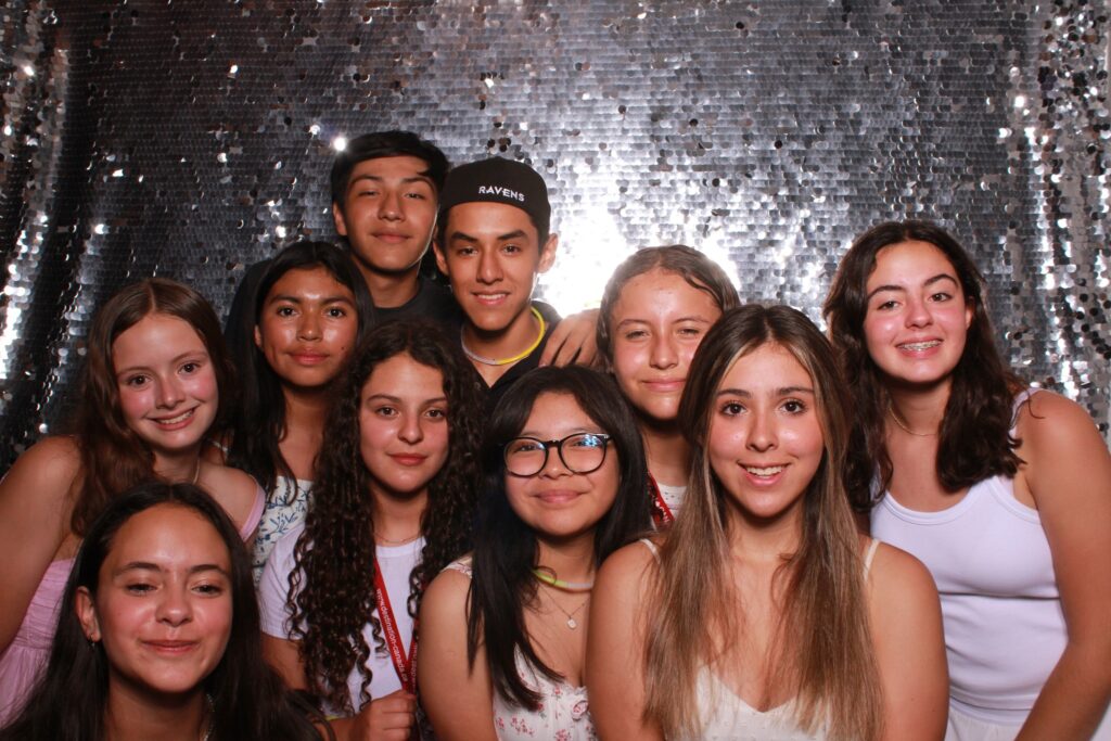 Groupe d’étudiants souriants au camp d'été Pilgrim.