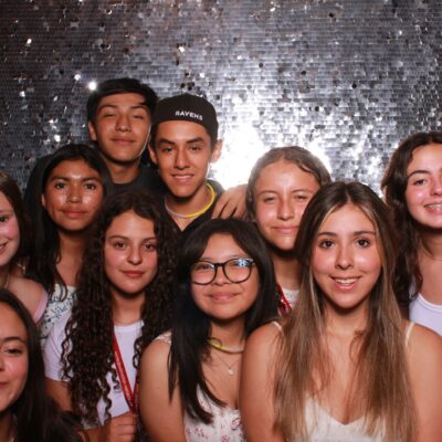 Groupe d’étudiants souriants au camp d'été Pilgrim.