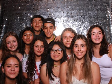 Groupe d’étudiants souriants au camp d'été Pilgrim.