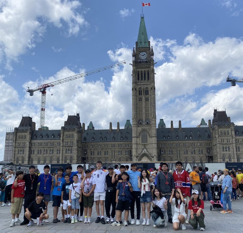 Enfants apprenant l'anglais dans un camp linguistique au Canada.