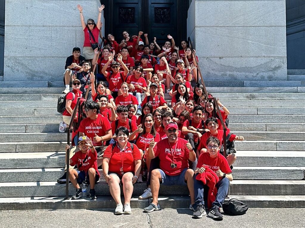 Jeunes ados participant à une activité de groupe en plein air dans un camp linguistique à Ottawa, favorisant la pratique de l’anglais en contexte réel.