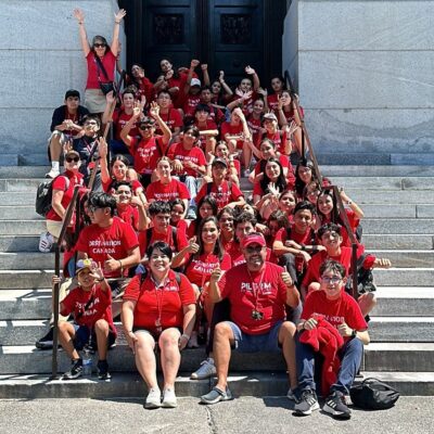 Jeunes ados participant à une activité de groupe en plein air dans un camp linguistique à Ottawa, favorisant la pratique de l’anglais en contexte réel.
