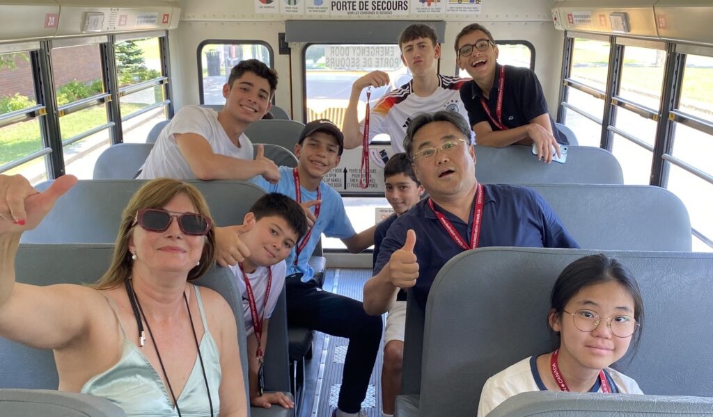 Enfants dans un bus dans le cadre d'une excursion dans un camp d’été en immersion anglaise.