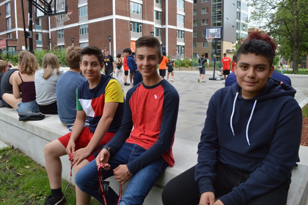 Trois étudiants de nationalités différentes en camp d’été en immersion anglaise.