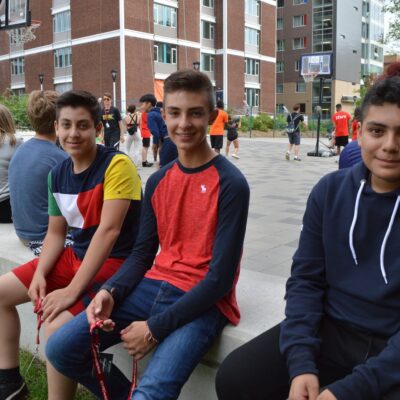 Trois étudiants de nationalités différentes en camp d’été en immersion anglaise.