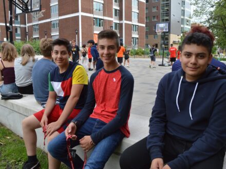 Trois étudiants de nationalités différentes en camp d’été en immersion anglaise.