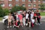 Groupe d’étudiants en camp d'été pour ados avec le service de sécurité.