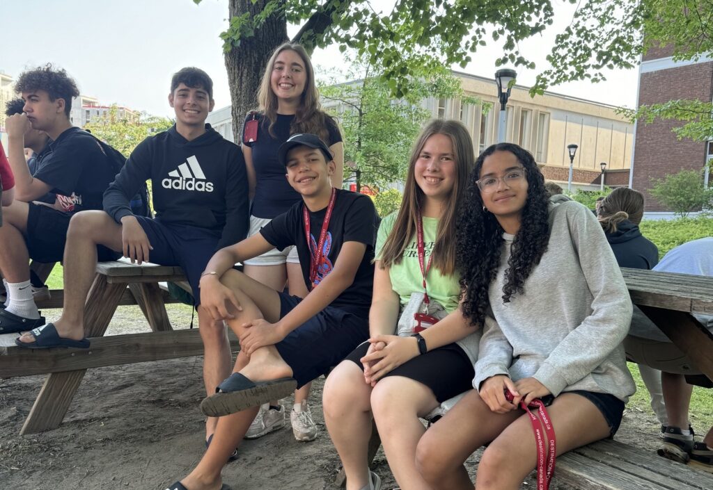 Adolescents discutant dans un camp d’anglais pour ados à Ottawa, en immersion totale.