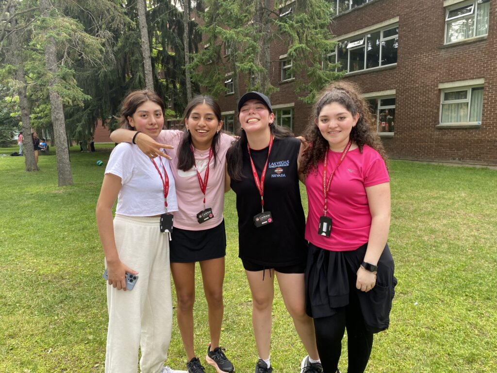 Groupe d’étudiants souriants au Camp Pilgrim après une activité immersive.