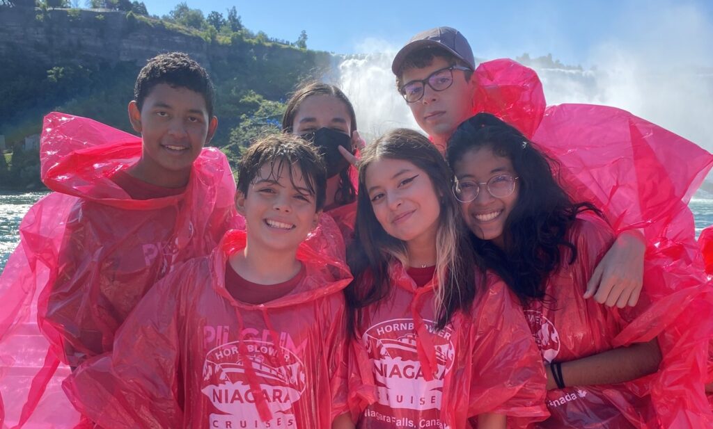 Groupe souriant en excursion dans un camp d’été en immersion anglaise.
