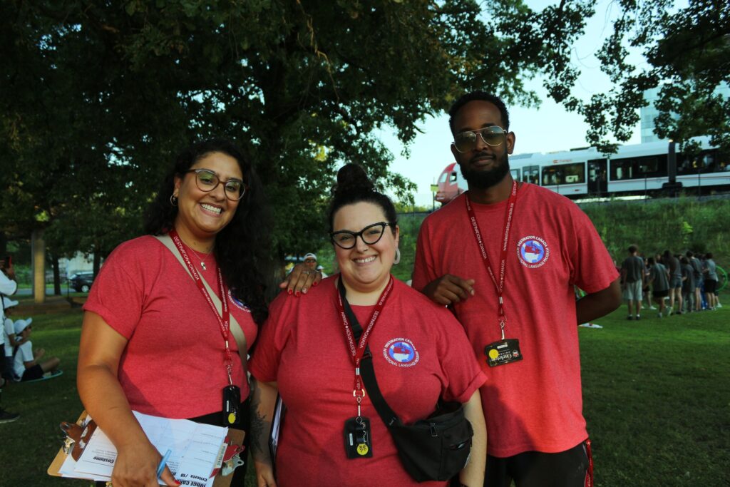 Animateurs du Camp Pilgrim accompagnant des enfants lors d’une activité de groupe, illustrant l’encadrement et la sécurité du camp de vacances.