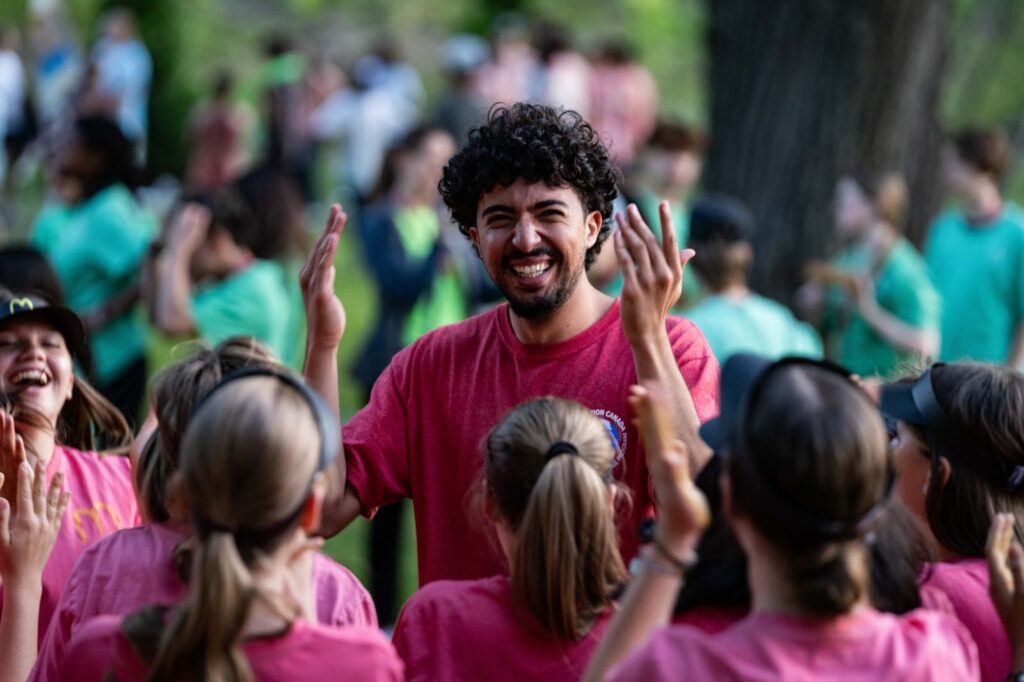 Animateurs du Camp Pilgrim accompagnant des enfants lors d’une activité de groupe, illustrant l’encadrement et la sécurité du camp de vacances.