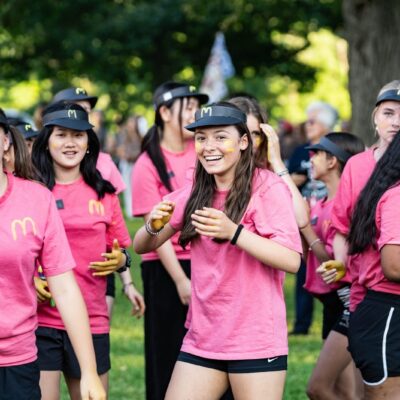 Enfants participant à des activités encadrées au Camp Pilgrim, dans un environnement sécuritaire et bien supervisé.