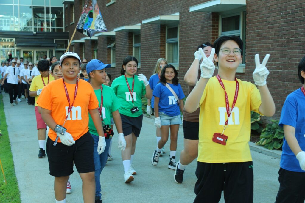 Étudiants échangeant en anglais pendant une journée type camp d'immersion, entre cours, repas et activités sportives.
