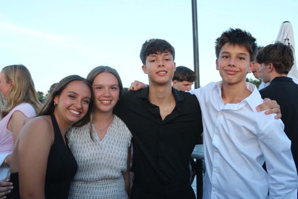 Groupe de campeurs profitant d’une journée type camp d'immersion dans un environnement structuré, sécuritaire et dynamique.