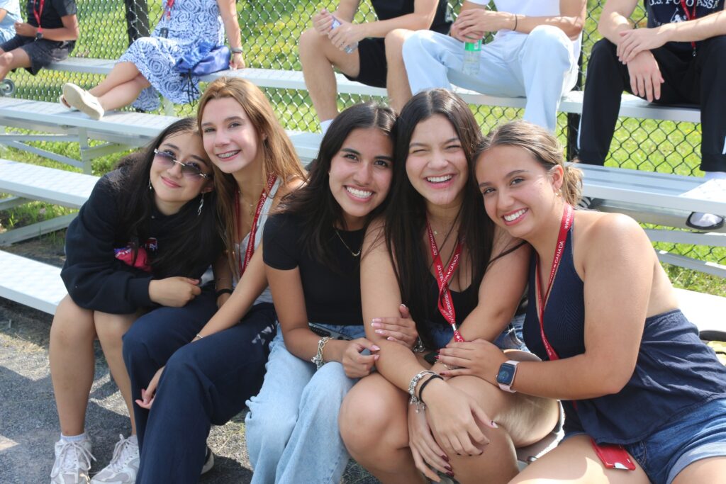 Jeunes participants vivant une journée type camp d'immersion avec des activités encadrées en anglais du matin au soir.