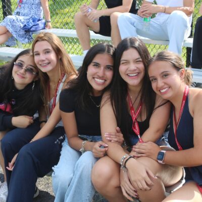 Jeunes participants vivant une journée type camp d'immersion avec des activités encadrées en anglais du matin au soir.