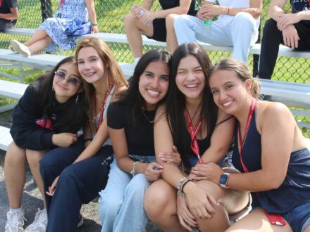 Jeunes participants vivant une journée type camp d'immersion avec des activités encadrées en anglais du matin au soir.