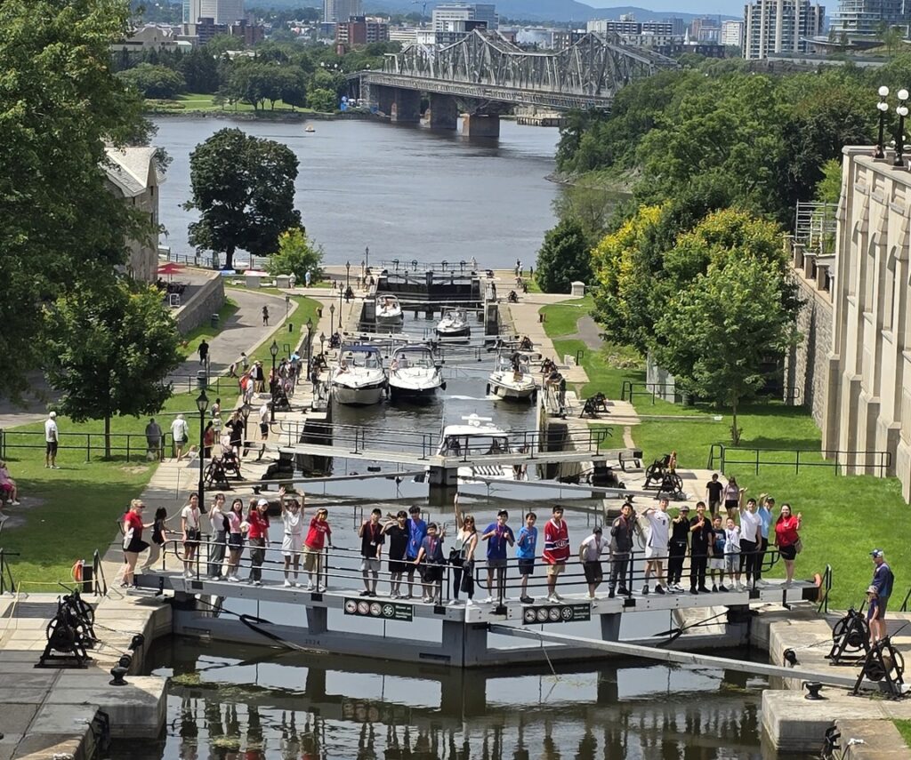 Groupe de campeurs en sortie urbaine dans le cadre d’un camp linguistique à Ottawa