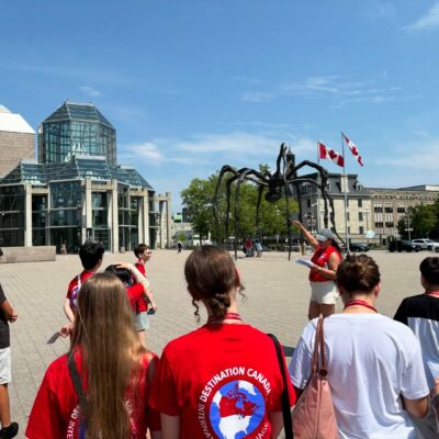 Jeunes participant à un camp linguistique à Ottawa découvrant la ville