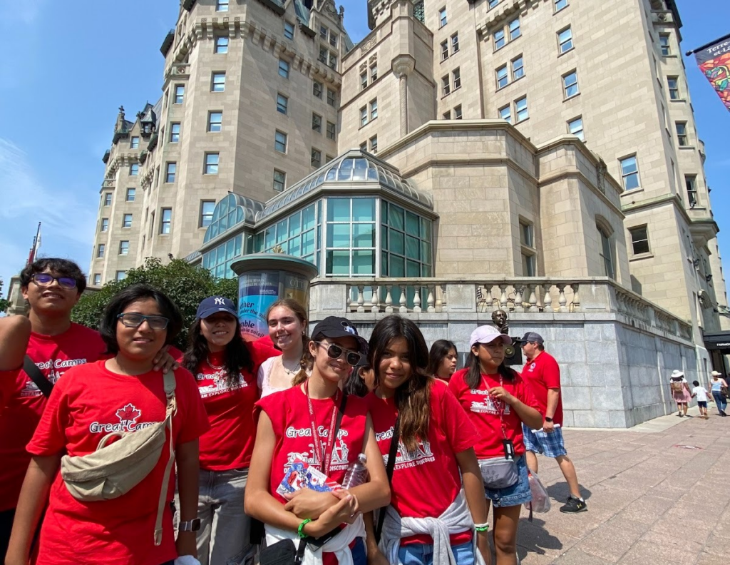 Jeunes explorant la ville lors d’un camp linguistique à Ottawa, pratiquant l’anglais dans un contexte réel.