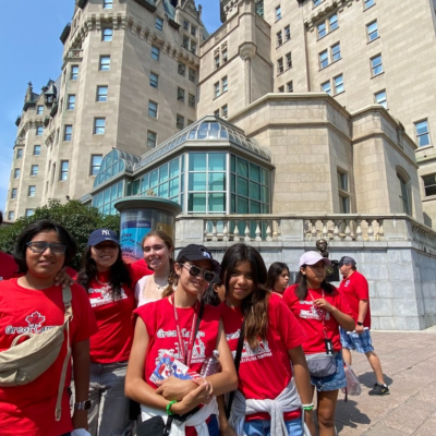 Jeunes explorant la ville lors d’un camp linguistique à Ottawa, pratiquant l’anglais dans un contexte réel.