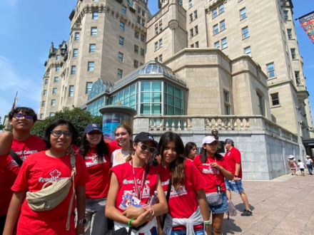 Jeunes explorant la ville lors d’un camp linguistique à Ottawa, pratiquant l’anglais dans un contexte réel.