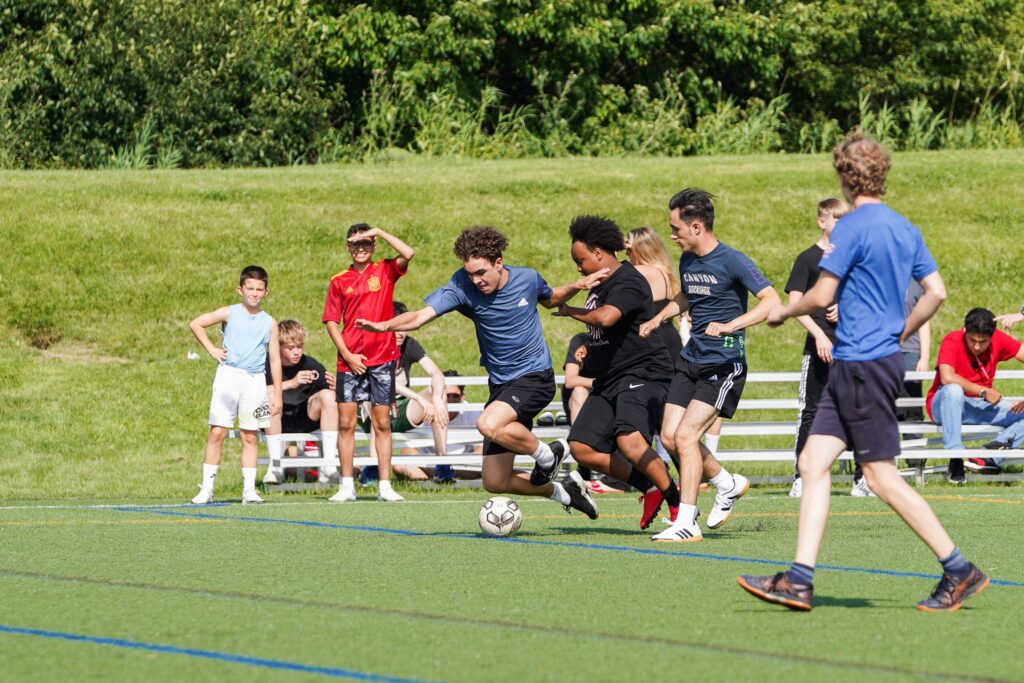 Campeurs prenant part à des activités sportives en anglais lors d’une colonie de vacances en anglais à l’Université Carleton.