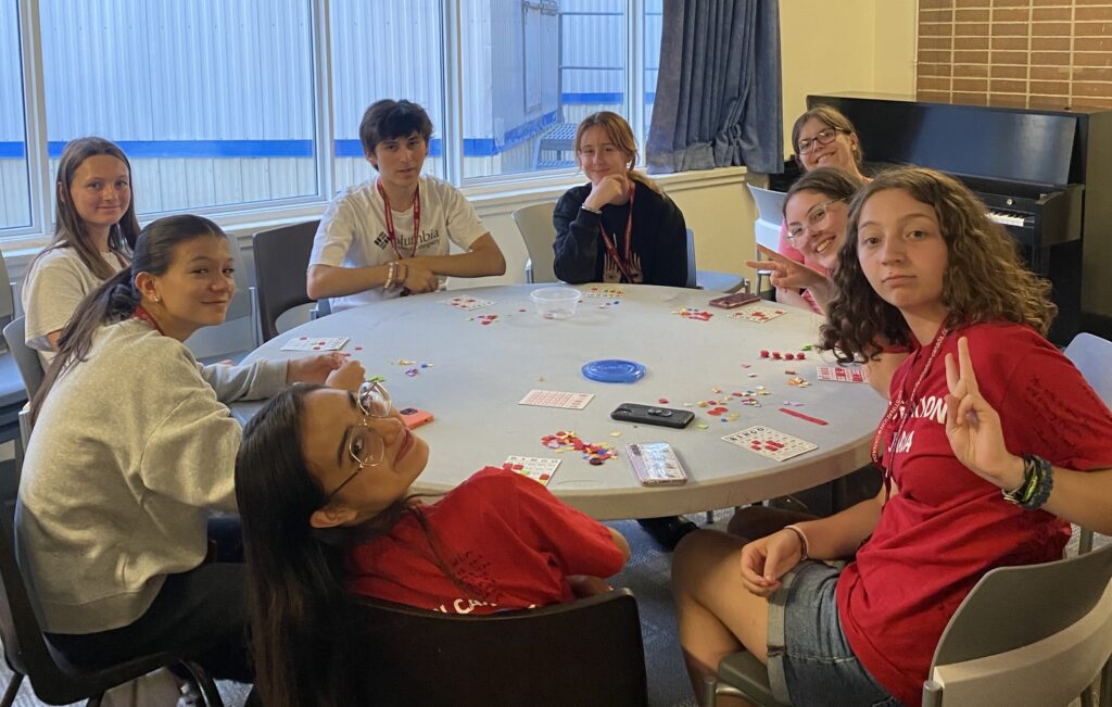 Jeunes participant à des cours en petit groupe dans une colonie de vacances en anglais sur un campus universitaire à Ottawa.