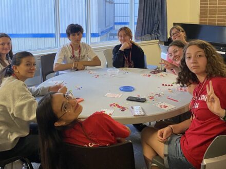 Jeunes participant à des cours en petit groupe dans une colonie de vacances en anglais sur un campus universitaire à Ottawa.