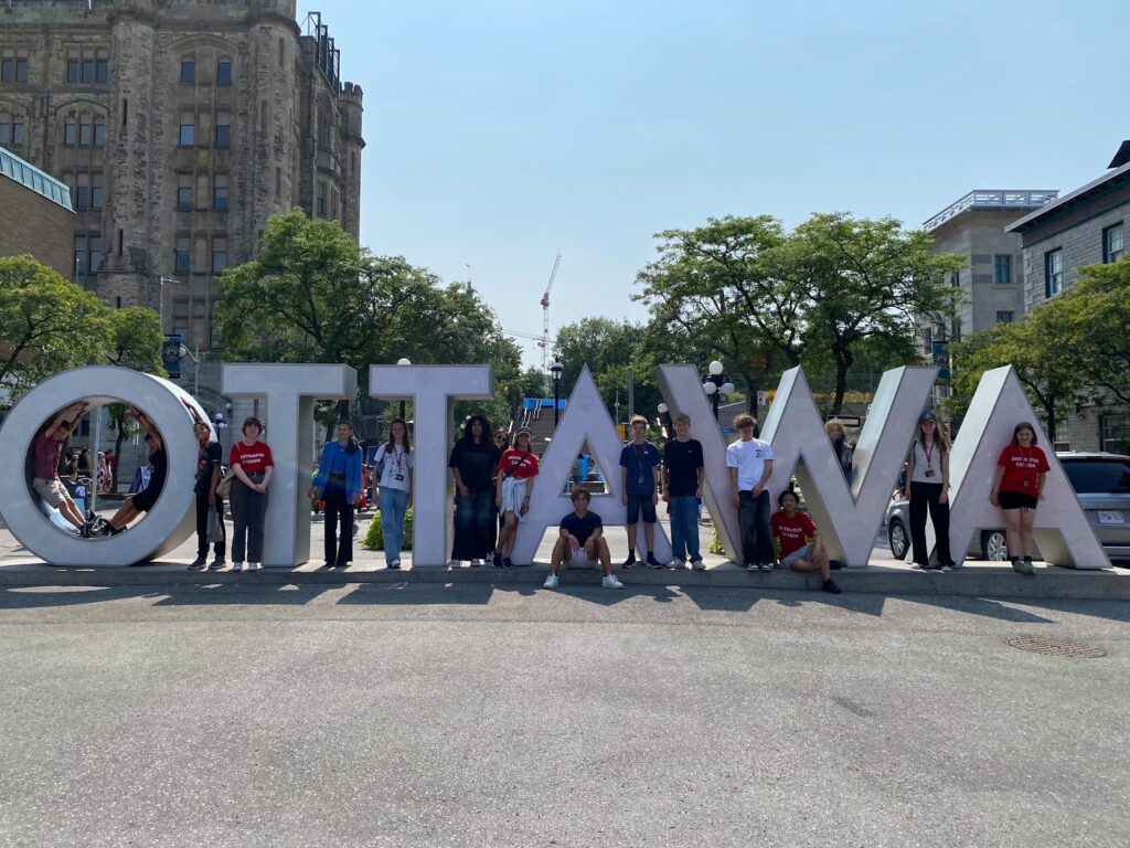 Groupe d’adolescents découvrant Ottawa pendant un séjour linguistique au Canada, échangeant en anglais.