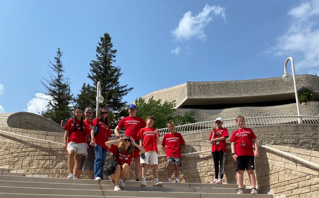 Participants d’un camp linguistique à Ottawa visitant les attractions touristiques, favorisant l’immersion culturelle en anglais.