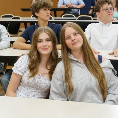 Enfants participant à des activités éducatives illustrant l’apprentissage de l’anglais chez les enfants dans un environnement immersif.